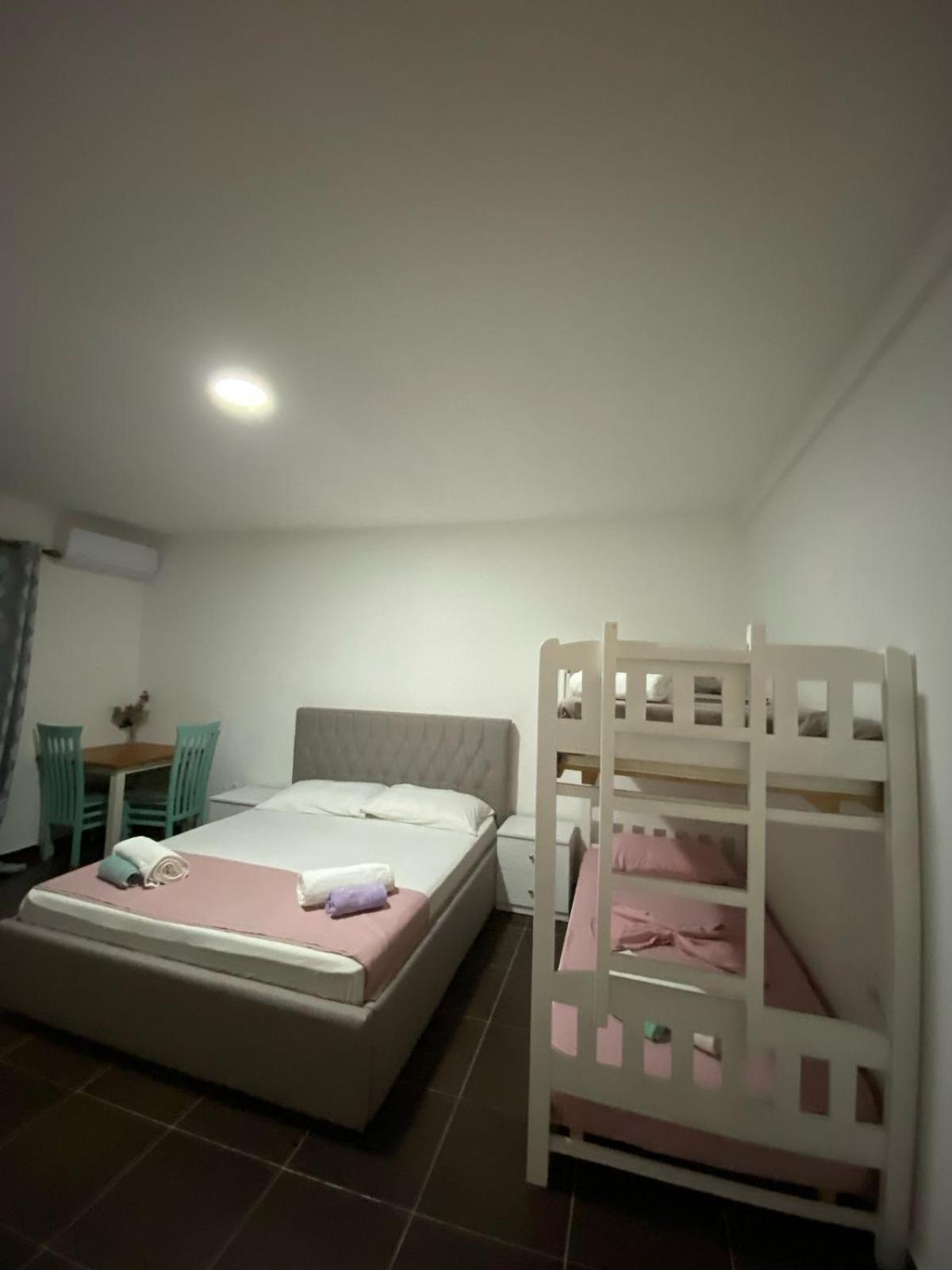 Saint Tropez Durres 호텔 Bisht Kamez 외부 사진